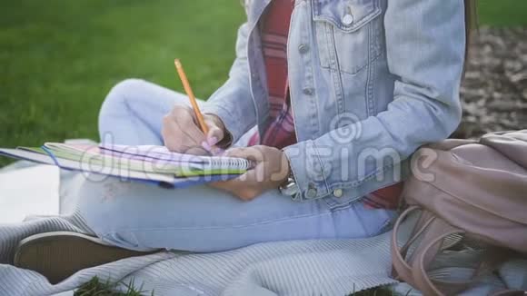 年轻可爱的学生正在笔记本上写讲座视频的预览图