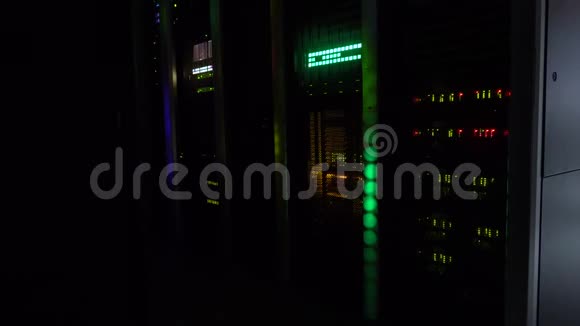 在黑暗中一台工作的超级计算机服务器室视频包含噪音和翻转视频的预览图