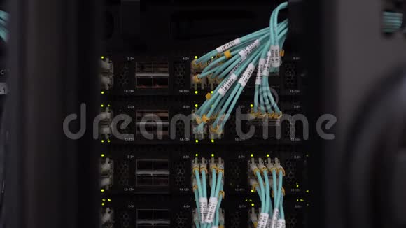 背面的现代工作数据服务器与蓝色电缆视频的预览图
