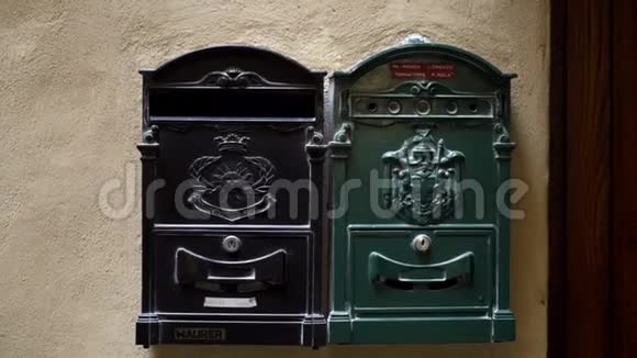 墙上的旧邮箱行动欧洲的老式邮箱邮筒两个金属邮箱视频的预览图