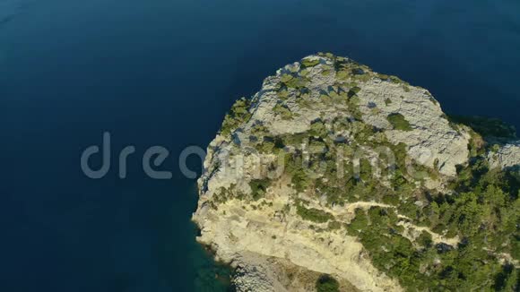 从悬崖上飞至罗德岛美丽的安东尼奎因海滩视频的预览图