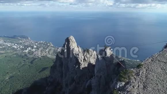 在明亮的夏日在蓝天和大海的映衬下观赏美丽的白色悬崖和靠近海滨的小城市视频的预览图