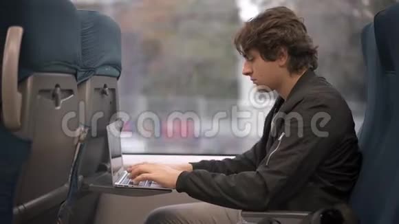 在火车上用笔记本电脑打字的人视频的预览图