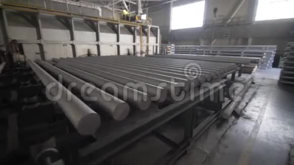 现代工厂自动铝挤出生产线生产复杂轻质挤压铝视频的预览图