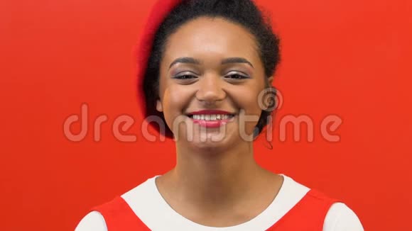 快乐的非洲女性微笑的红色背景情人节节日快乐视频的预览图
