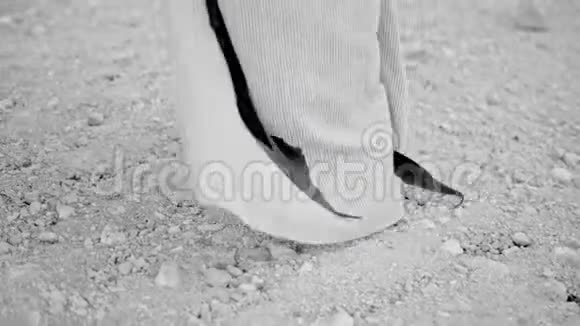 一个赤脚的年轻女子走在尘土飞扬的道路上视频的预览图