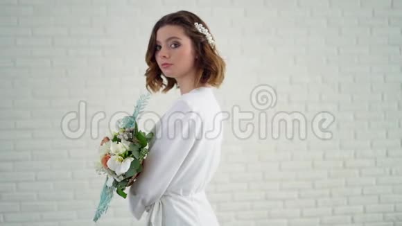 新娘手里拿着一束玫瑰看着相机视频的预览图