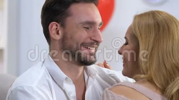 男人温柔拥抱女人爱信任关系幸福家庭视频的预览图