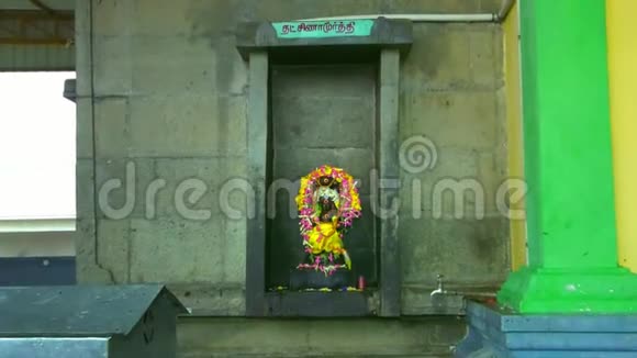 印度教神在寺庙入口处的石像视频的预览图