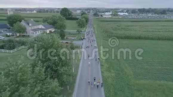 夏季下午5K马拉松赛开始的空中景观视频的预览图
