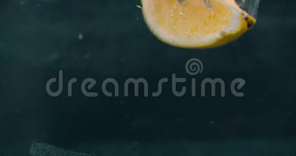 几个柠檬水果掉进水箱里扰乱了水三个亮黄色柠檬水果倒在水里视频的预览图