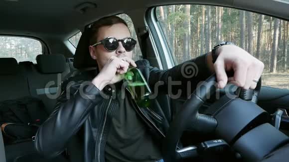 酒后驾车者开车时喝啤酒交通违法视频的预览图