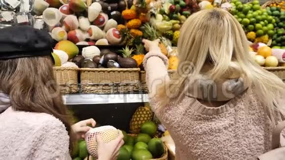 妈妈和女儿在超市买健康食品选择黄萝视频的预览图