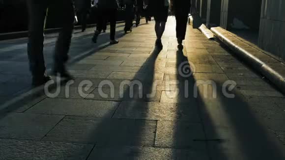 阳光明媚的傍晚人们走在拥挤的街道上视频的预览图