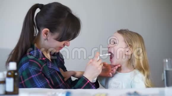 母亲给女孩用药喉喷雾剂视频的预览图