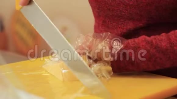 女人手用刀切奶酪躺在冰箱里视频的预览图