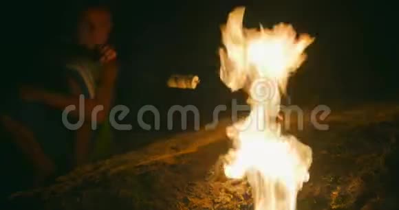小男孩在火上烤棉花糖视频的预览图