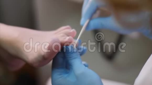美容师在美容院使用指甲档案对顾客脚趾上的指甲进行建模视频的预览图