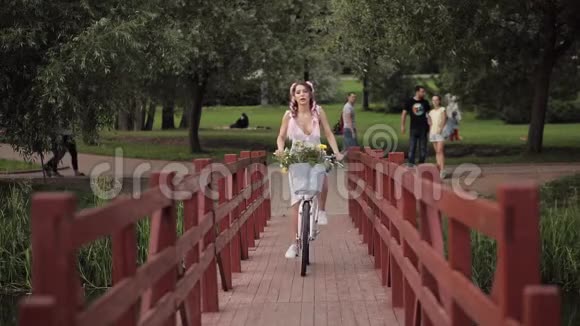 可爱的女人和卡尼肯斯骑自行车视频的预览图