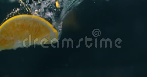 柠檬飞溅到水的黑色背景特写在超级慢的运动视频的预览图
