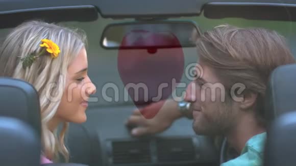 一对漂亮的情侣在车里接吻视频的预览图