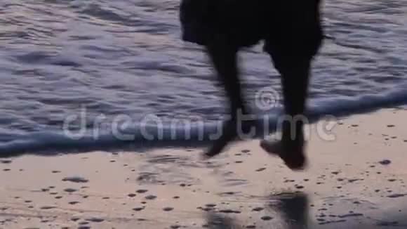 小女孩逃离海浪一个孩子在海洋上玩波浪在海边跳舞的女孩视频的预览图