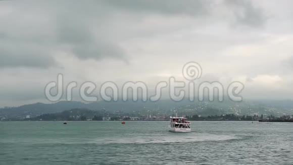 白色双层游艇在黑海的某个地方航行视频的预览图