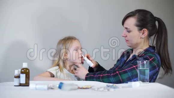 妈妈用喷鼻剂治疗女儿视频的预览图