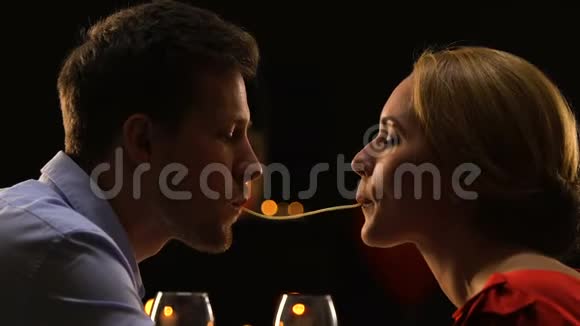 有魅力的一对夫妇在餐厅度过浪漫的夜晚做意大利面的吻视频的预览图