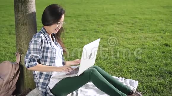 年轻聪明的女人混在一起坐在格子布上工作视频的预览图