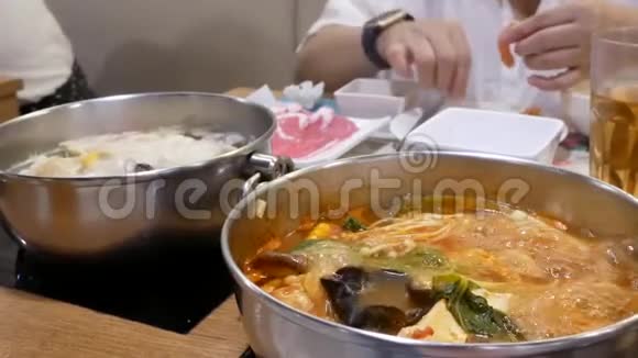 中餐厅内人们吃火锅沸腾的运动视频的预览图