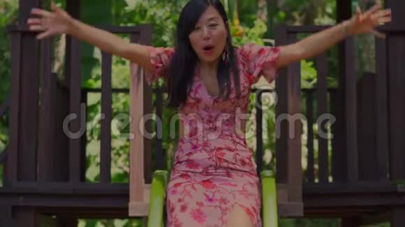 假日生活方式拍摄于年轻美丽和放松的亚洲女性在热带度假游泳池欣赏风景视频的预览图
