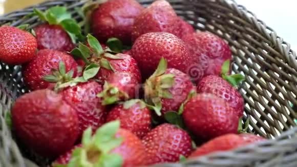 一篮子草莓的特写镜头新鲜采摘的熟草莓放在上面视频的预览图