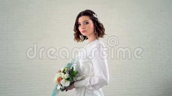 新娘手里拿着一束玫瑰看着相机视频的预览图