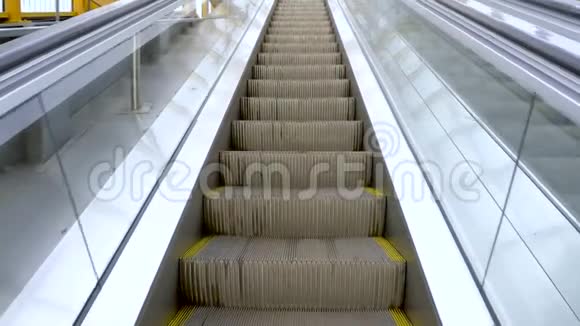 在城市地铁特写镜头上的现代自动扶梯视频的预览图