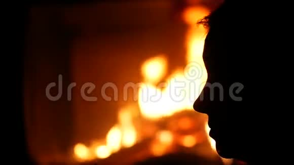 背景火焰在壁炉中燃烧视频的预览图
