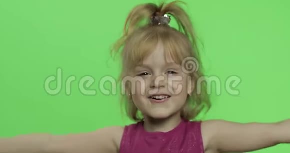穿紫色衣服的儿童肖像用手和雕塑遮住她的脸铬键视频的预览图