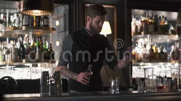 希普斯特调酒师混合学家结合配料在美丽的现代酒吧做威士忌鸡尾酒慢动作视频的预览图