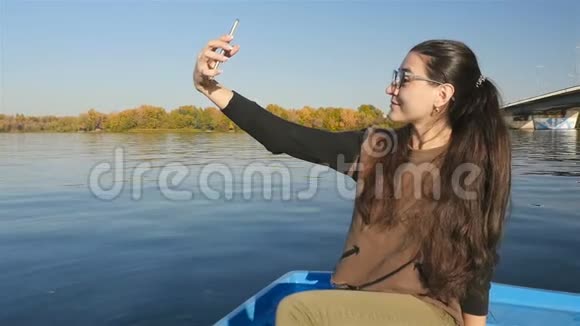 美丽的女孩在船上自拍模型外观很漂亮的笑容风景园林视频的预览图