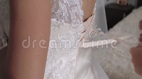 新娘的早晨一位穿着白色连衣裙的美女正在为婚礼做准备慢动作1视频的预览图