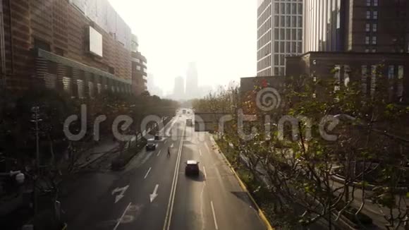 上海的街道上有现代化的办公楼和汽车视频的预览图