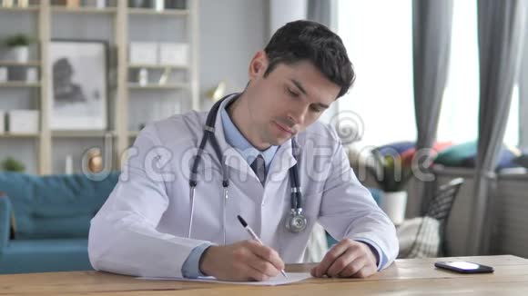医生为病人写医疗报告视频的预览图