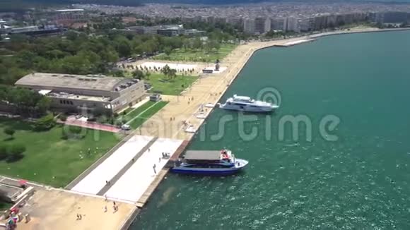 用皇家剧院和两艘船对塞萨洛尼基海岸进行空中观察无人机循环移动博士循环移动视频的预览图