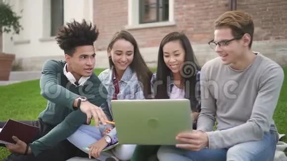 混合种族的学生通过笔记本电脑在线观看屏幕信息视频的预览图