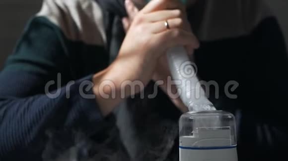 手中拿着吸入器的人特写感冒疾病流感治疗视频的预览图