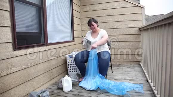 女人对回收物进行分类视频的预览图