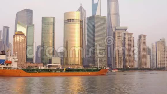 这艘油轮是在上海市中心玻璃摩天大楼的背景下沿着黄浦江航行的视频的预览图