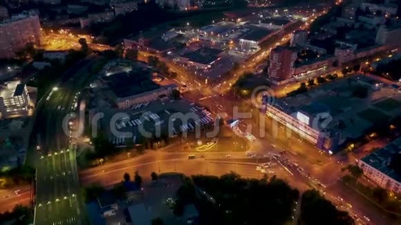 独特的飞越叶卡捷琳堡城市俄罗斯五彩缤纷的夜晚照明埃尔森中心背景天际线视频的预览图
