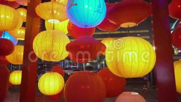中国新年上海街头彩纸灯笼墙视频的预览图