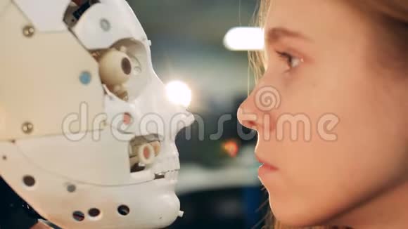 女孩看机器人移动脸侧视视频的预览图